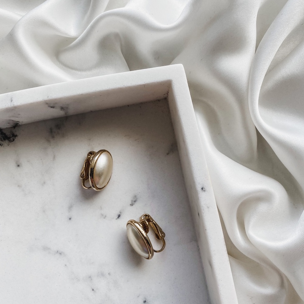 Vintage 1950s Gold Framed Faux Pearl Clip Earrings - Picture 4 of 7